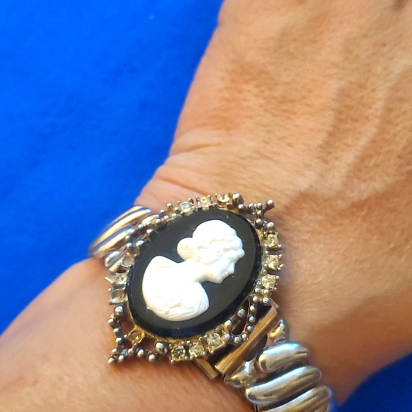 Cameo Bracelet - Picture 1 of 6